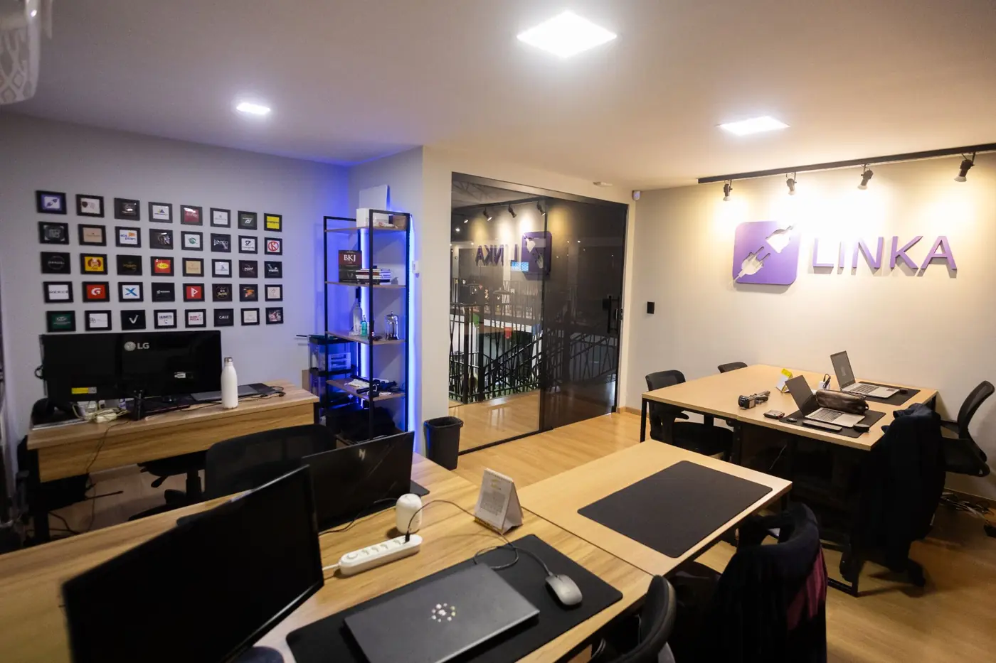 Sala da Linka com o letreiro e a parede de clientes